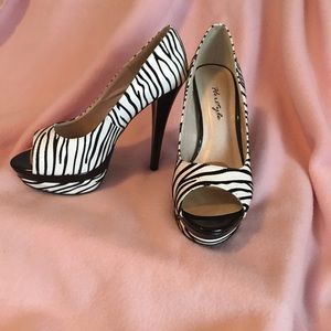 Zebra Stiletto Platform Pumps Sz 8.5